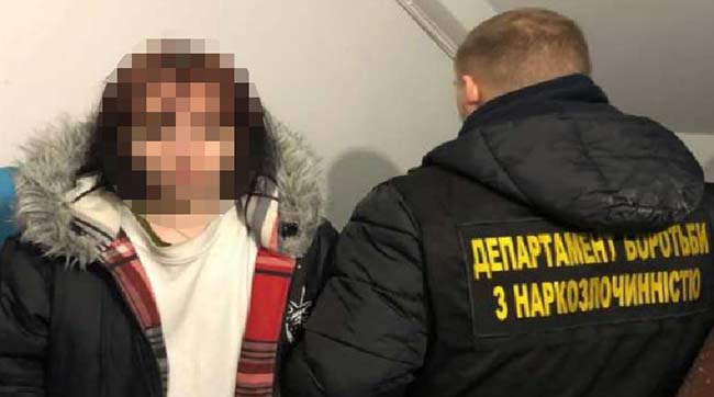 ​У Києві оперативники затримали дівчину за підозрою у збуті наркотиків та психотропів