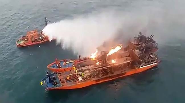 ​У берегов Крыма 22 день подряд продолжается пожар на танкерах Maestro и Candy