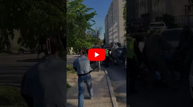 ​Правове свавілля: ТЦКашники затримують мопедиста за мовчазної згоди поліції