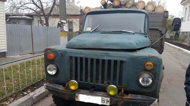 ​На Київщині затримано водія вантажівки, який перевозив ліс без документів