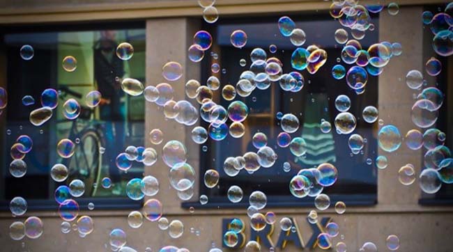 ​Українська влада гідна фестивалю мильних бульбашок