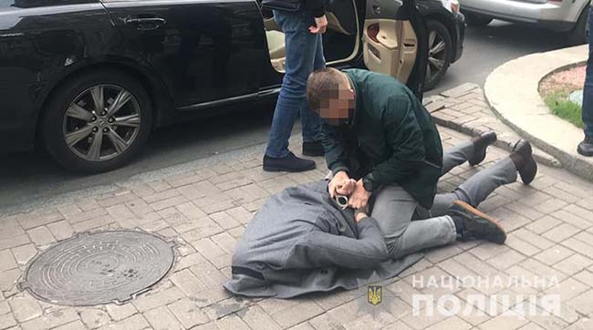 ​Столичні слідчі викрили у шахрайстві співробітника Національного банку України