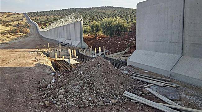 ​У Туреччині добудовують модульну стіну вздовж кордону з Сирією