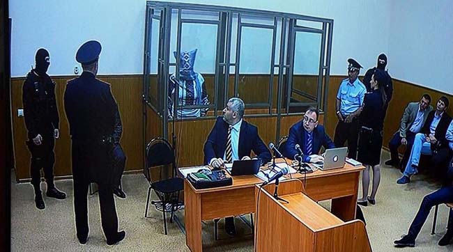 Савченко в суде защищалась с мешком на голове