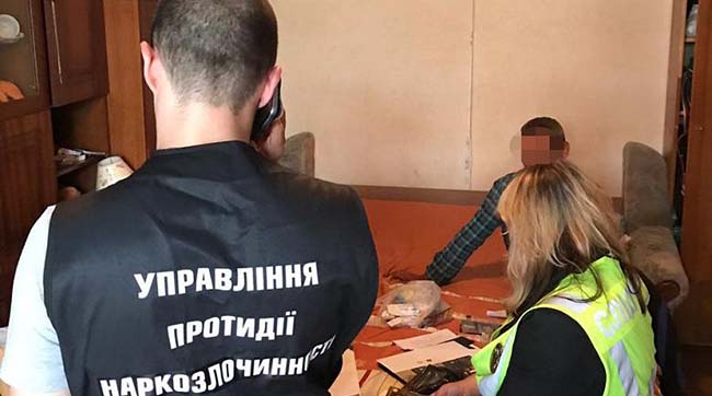 ​У Києві правоохоронці припинили діяльність групи наркозбувачів