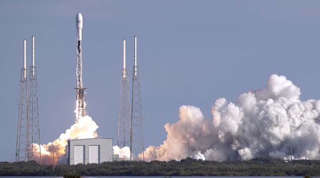 ​Через негоду перший приватний запуск пілотованої ракети SpaceX відклали за 15 хвилин до старту