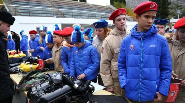 ​В оккупированном Крыму идет охота на детей и масштабные маски-шоу с обысками