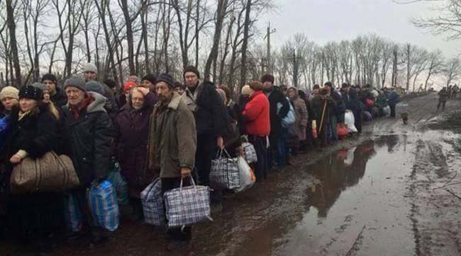 Выход беженцев из уничтоженного Углегорска