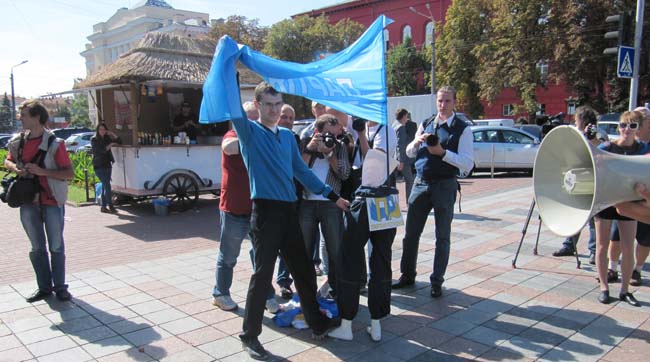 В Києві відбулася акція «Виженемо Партію регіонів з політики копняками!»