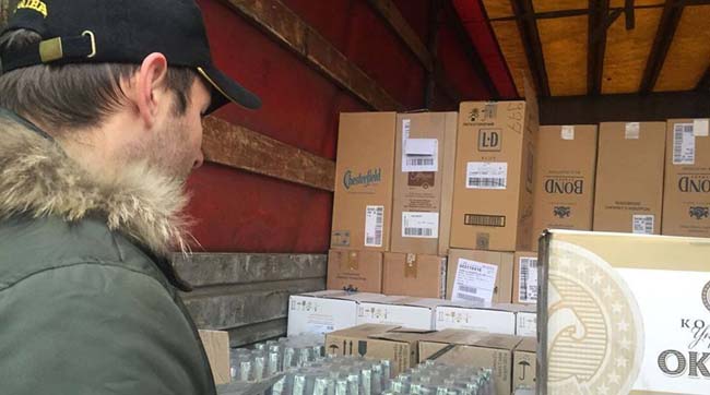 Парасюк другий день затримує «гуманітарні вантажі» для Донбасу