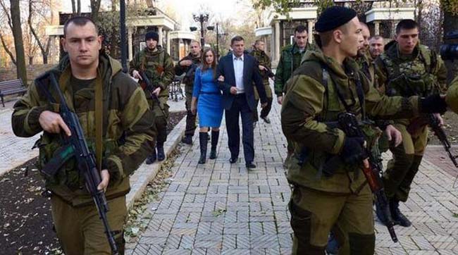 Захарченко на прогулке с женой в «родном» Донецке