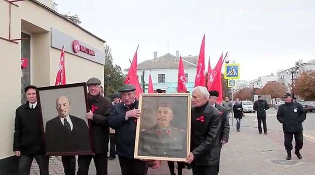 ​В Крыму малочисленное шествие коммуняк носилось с портретами кровавых тиранов