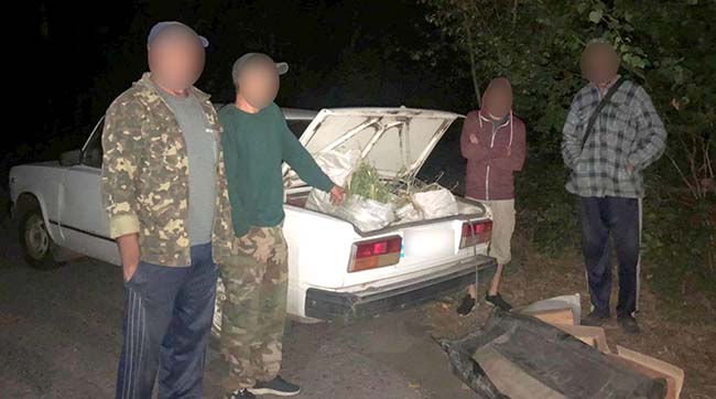 ​Патрульні Семенівського відділення поліції зупинили легковик, який перевозив 25 кілограмів нарковмісної сировини - ймовірно, «канабісу»
