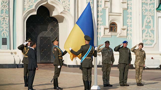 ​Володимир Зеленський взяв участь у церемонії підняття Державного прапора України