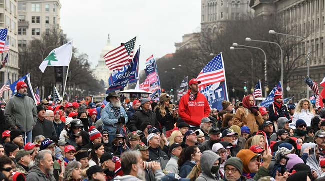 ​В Вашингтоне объявлен комендантский час - трамписты ворвались в здание Капитолия