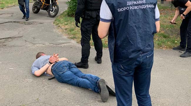 ​ДБР Києва звинувачує інспектора поліції у збуванні наркотиків та психотропних речовин