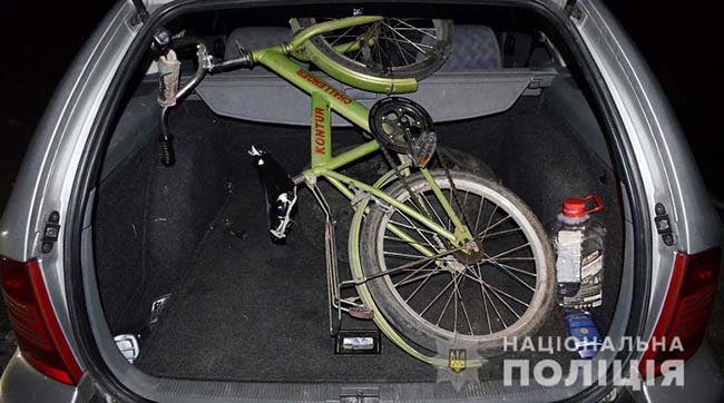 ​У Києві затримали на гарячому двох крадіїв зі «стажем», які скоїли крадіжку дитячих велосипедів