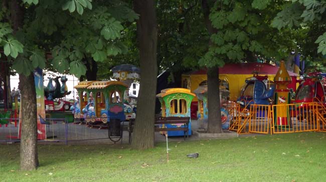 У п’яти столичних парках діють незаконно встановлені дитячі атракціони