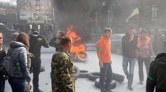 Під АП активісти «Автомайдану» підпалили шини