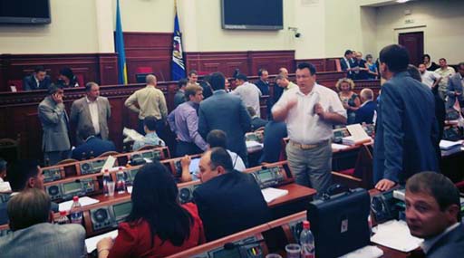 Депутати опозиції заблокували трибуну та президію Київради