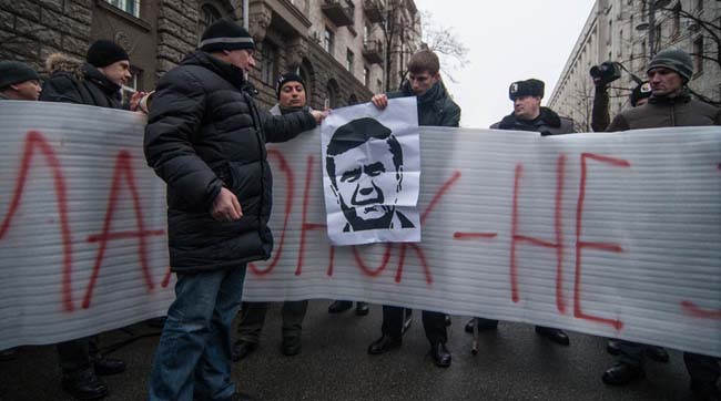 «Беркут» напав на мирну демонстрацію за трафарети «Януковича». Є затримані