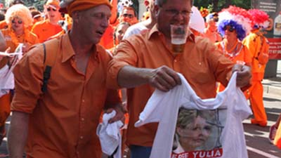 Голландські фанати пішли на матч у футболках «Юлі - волю!» 
