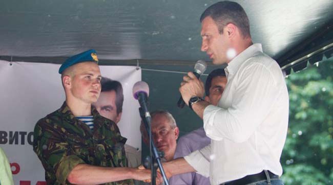 Віталій Кличко вручив подяки і нагороди військовим, які брали участь у бойових діях на сході України