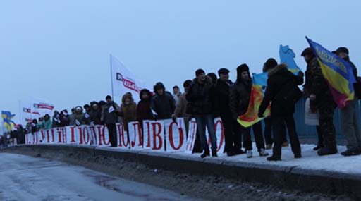 Над Дніпром утворили живий ланцюг з банерів «Юлі - волю! Україні - волю!»