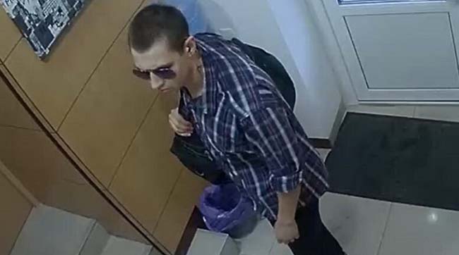 Поліція Києва розшукує озброєного чоловіка, який напав на пункт обміну валют і поранив працівника поліції охорони