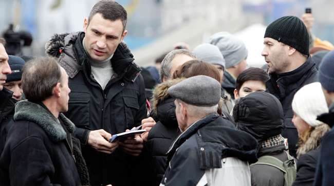 Кличко передав активістці Донбасу гроші на ремонт понівеченої машини