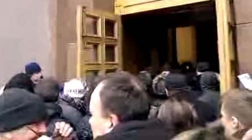 Штурм КМДА. Мітингувальники намагаються потрапити в приміщення Київради