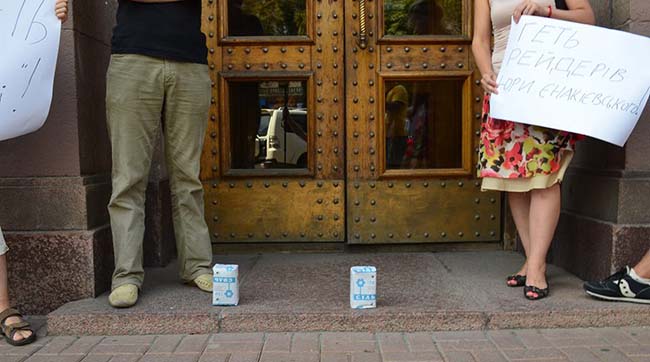 У Києві чиновників засипали сіллю (ФОТО, ВІДЕО)