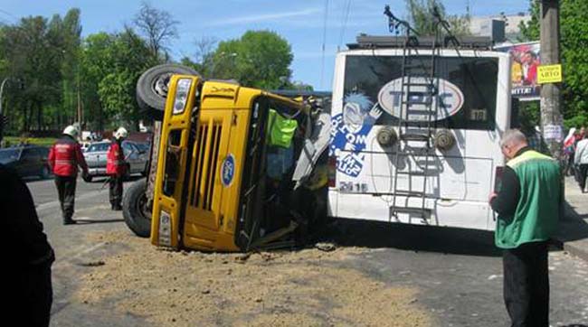 У столиці сталося зіткнення вантажівки та тролейбуса: травмовано 18 людей