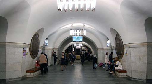 На станції метро «Вокзальна» затримали пасажира-зброєносця
