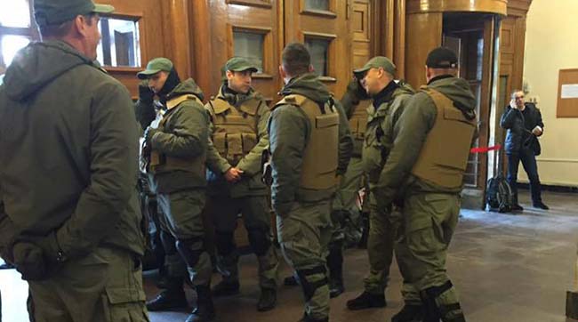 Невідомі «зелені чоловічки» побили депутатів від «Свободи» та захопили перший поверх Київради