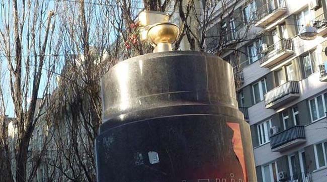 У Києві на місці Леніна встановлено пам’ятник золотому унітазу