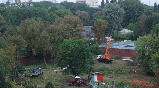 Біля Київського зоопарку вирубають зелену зону