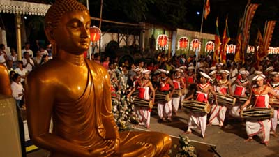 Французских туристов приговорили к условному шестимесячному срок за оскорбление Будды