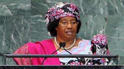 Президент Малави урезала себе зарплату и отказалась от самолета