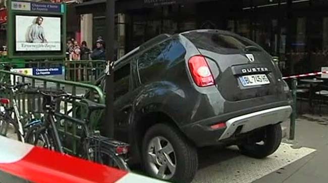 Французский водитель перепутал вход в метро с въездом на парковку