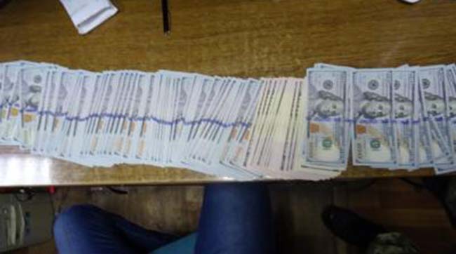​На кордоні з Польщею прикордонники виявили у жителя Тернополя 21 тисячу доларів США