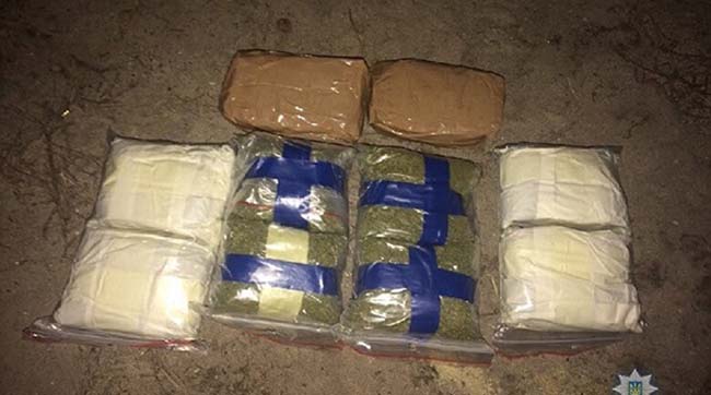 ​У поштовому відділенні Києва поліцейські затримали чоловіка з наркотиками
