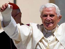 В больнице Бенедикт XVI не дал пропустить себя без очереди