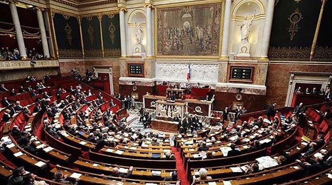 У Франції не вщухає скандал навколо віце-спікера парламенту