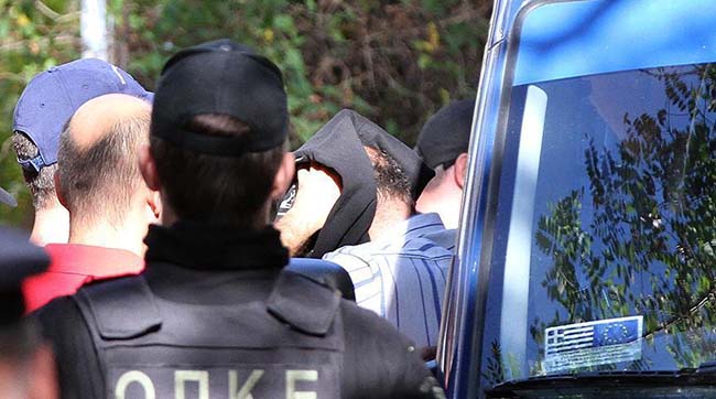 Турецькі військові-втікачі доставлені до грецької комісії з надання притулку