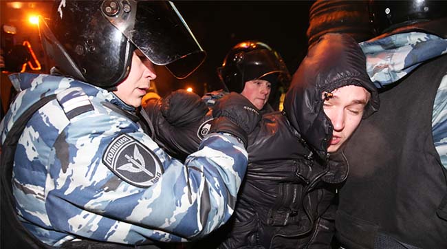 Московская полиция задержала около ста человек на Манежной площади