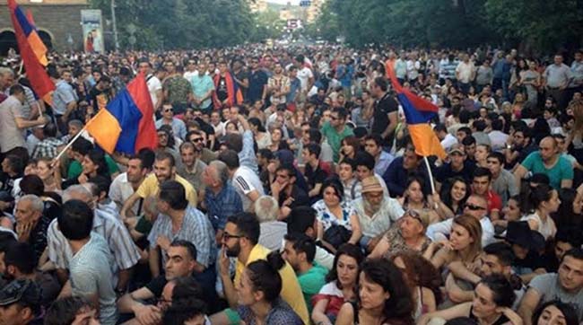 Около десяти тысяч человек вышли на новый митинг в Ереване