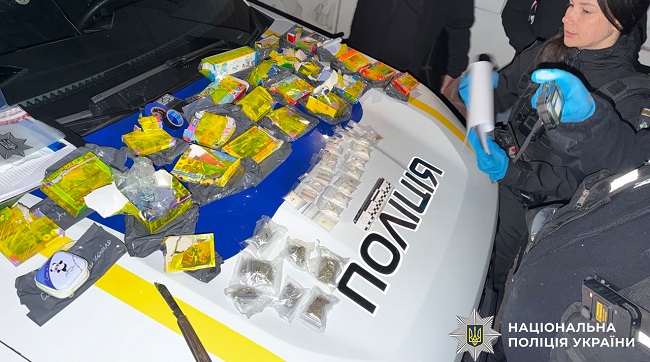 ​Маскувала наркотики та психотропи в коробках із пазлами для дітей: поліцейські Києва затримали 39-річну наркоторговицю