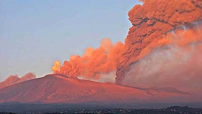 Знаменитый сицилийский вулкан Этна снова потревожил Средиземноморье