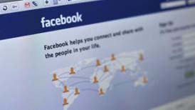 Пользователи Facebook выявили в соцсети двоеженца